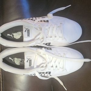 Size 6C Puma ladies tennis shoes slightly worn